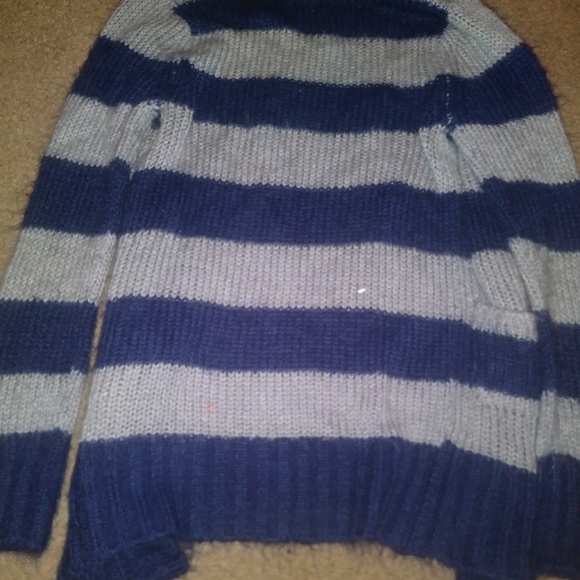 A sweater - Picture 2 of 3